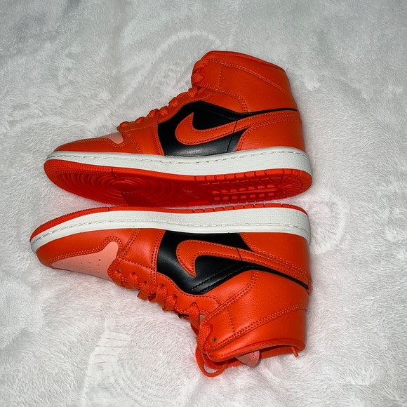 New, Air Jordan 1 Mid SE - Picture 8 of 11